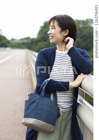 一名年輕女子在自然中 116356481