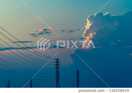 晚間積雨雲在輸電塔 a-3 青色之外形成 116356629
