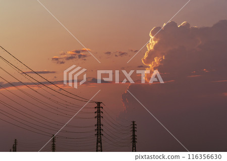 輸電塔外形成的傍晚積雨雲 A-4 暖色 116356630