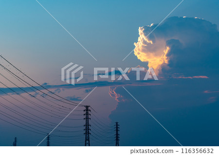 晚間積雨雲在輸電塔 b-1 上方形成 116356632