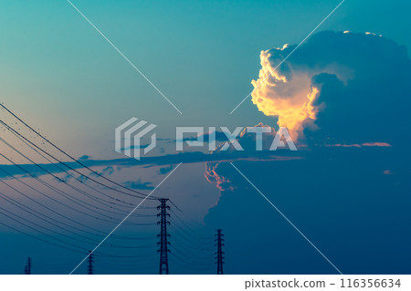 晚間積雨雲在輸電塔 b-3 青色之外形成 116356634