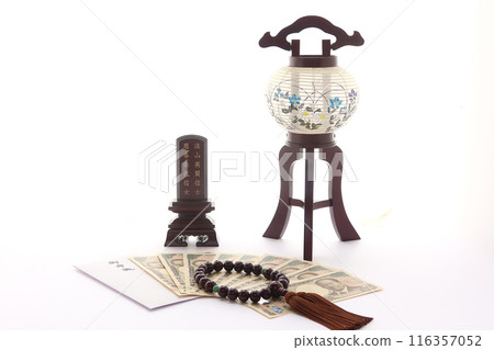 The new 10,000 yen note and donation envelope for Eiichi Shibusawa. An idea of the cost of funeral services. 116357052
