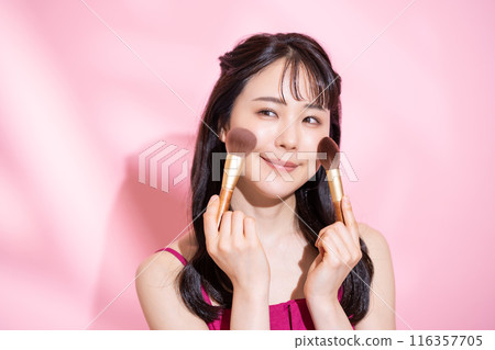 young woman makeup 116357705