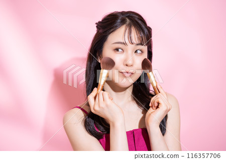 young woman makeup 116357706