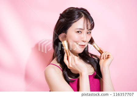 young woman makeup 116357707