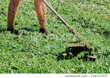 Greenskeeper uses weed whacker without protecting his skin with protective clothing. 116357977