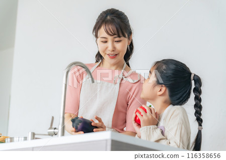 父母和孩子在廚房做飯 116358656