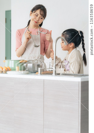 Parent and child cooking in the kitchen 116358659