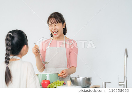 父母和孩子在廚房做飯 116358663