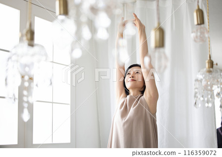 A woman growing 116359072