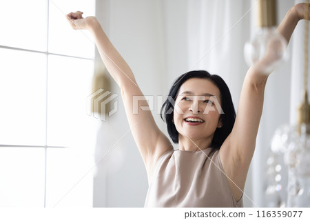 A woman growing 116359077