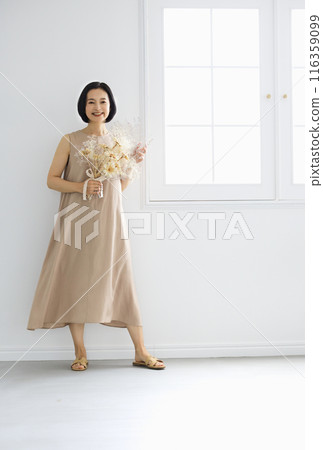 一個女人帶著微笑 116359099