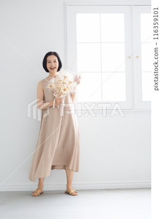 拿著花束的微笑的婦女 116359101