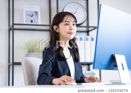 Business woman working in the office 116359274