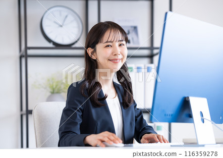 Business woman working in the office 116359278