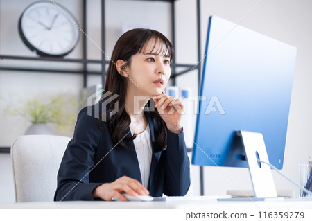 Business woman working in the office 116359279