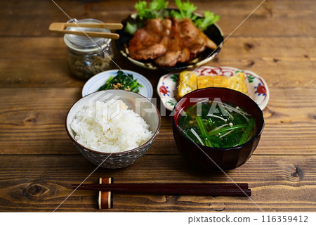 一湯三菜_薑汁烤肉、烤金針菇蛋、菠菜醬 一湯三菜_薑汁烤肉、烤金針菇蛋、菠菜醬 116359412
