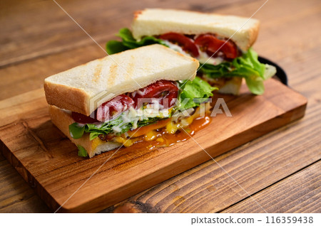 Tomato, lettuce and egg sandwich 116359438