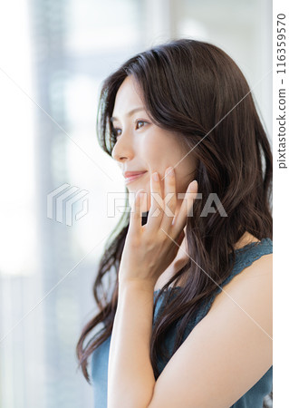 Beauty image of a woman in her 20s (long black hair, sleeveless) 116359570