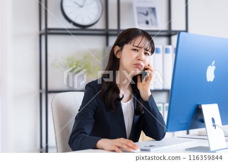 Business woman working in the office 116359844