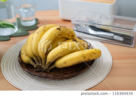 香蕉 廚房 水果 熱帶 一串 新鮮 成熟 ripe banana バナナ 台所 116360439
