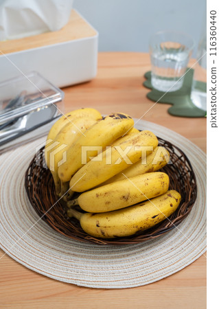 香蕉 廚房 水果 熱帶 一串 新鮮 成熟 ripe banana バナナ 台所 116360440
