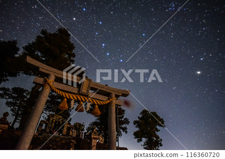 北斗七星在鳥居上方升起 116360720