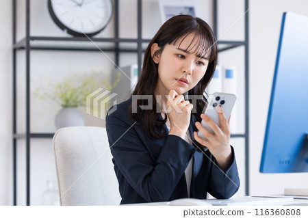 Business woman working in the office Business woman working in the office 116360808