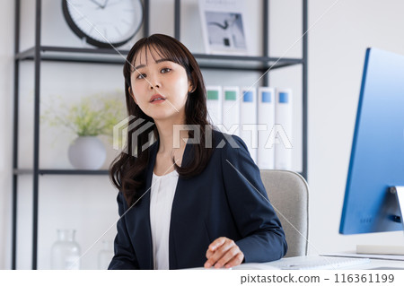 在辦公室工作的女商人 116361199