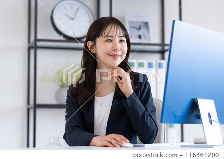 在辦公室工作的女商人 116361200