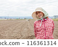 Female farm workers 116361314