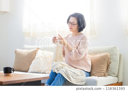 老婦人在客廳裡編織 116361393