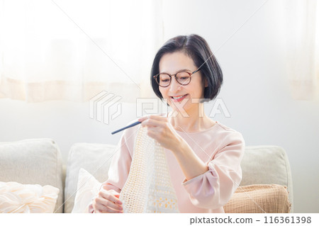 老婦人在客廳裡編織 老婦人在客廳裡編織 116361398