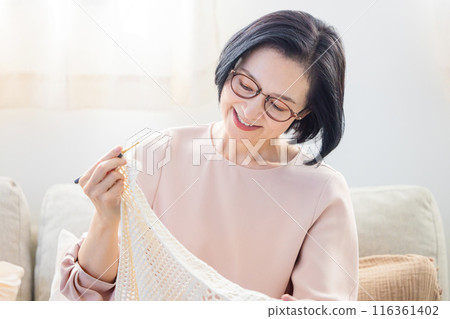 老婦人在客廳裡編織 老婦人在客廳裡編織 116361402