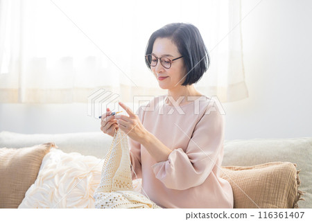 老婦人在客廳裡編織 116361407