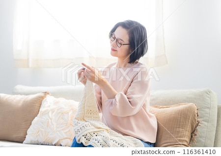 老婦人在客廳裡編織 老婦人在客廳裡編織 116361410