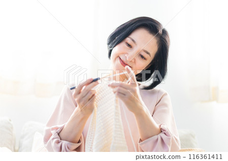 老婦人在客廳裡編織 老婦人在客廳裡編織 116361411
