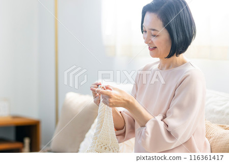 老婦人在客廳裡編織 116361417