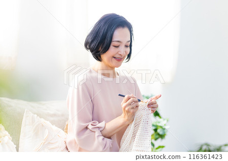老婦人在客廳裡編織 116361423