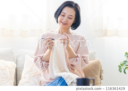 老婦人在客廳裡編織 116361429