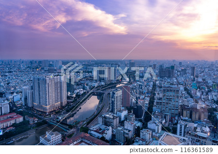 從越南胡志明市著名的西貢天空甲板欣賞日落美景 從越南胡志明市著名的西貢天空甲板欣賞日落美景 116361589