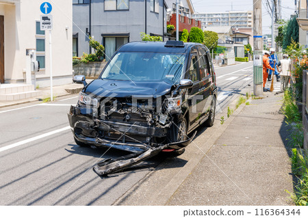 一輛汽車在十字路口相撞，車頭嚴重受損。 116364344