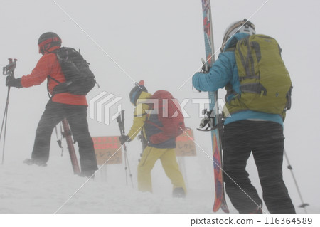Dangerous snow skiing on Mt. Hakkoda Dangerous snow skiing on Mt. Hakkoda 116364589