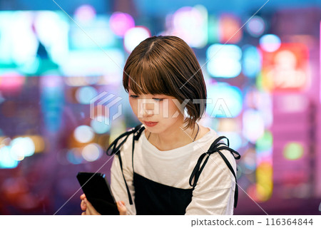操作智能手機的一個少婦 操作智能手機的一個少婦 116364844