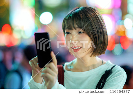 操作智能手機的一個少婦 操作智能手機的一個少婦 116364877