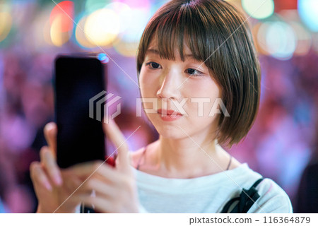 操作智能手機的一個少婦 116364879