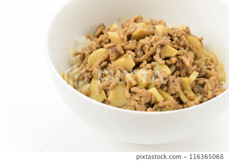 Keema curry rice bowl with plenty of mushrooms 116365068