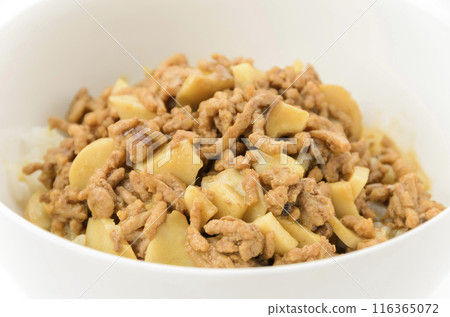 Keema curry rice bowl with plenty of mushrooms Keema curry rice bowl with plenty of mushrooms 116365072