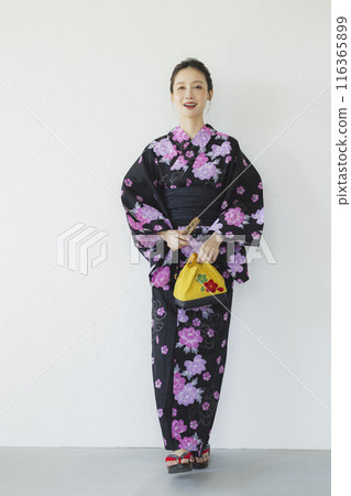 穿著黑色浴衣的女人，全身 116365899
