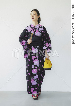 穿著黑色浴衣的女人，全身 116365900